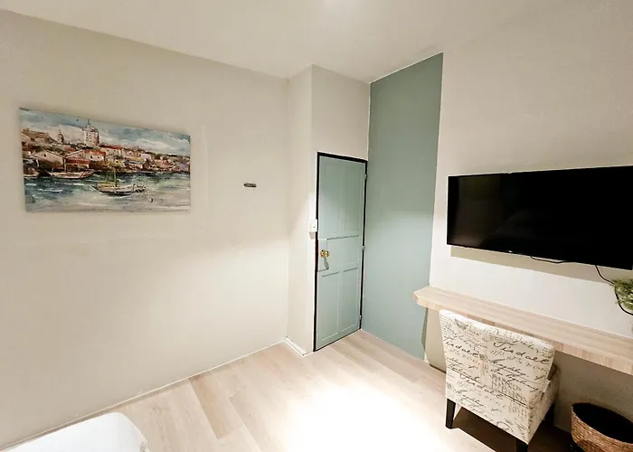 W House Apartment *